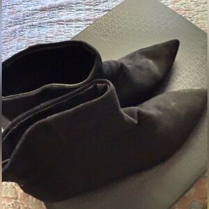 Elegant Black  Suede Ankle Boots with Kitten Heels sz 7
